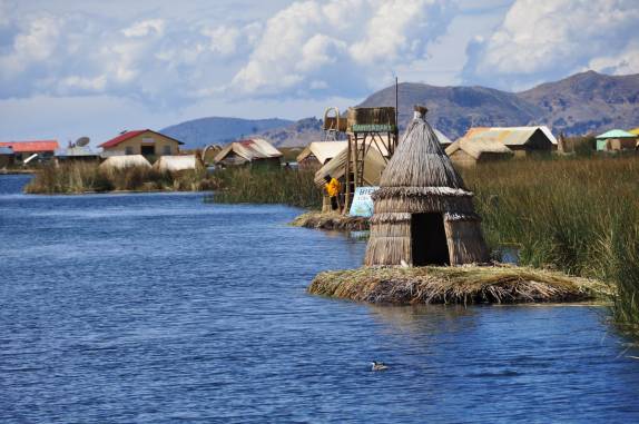 Chegando às Islas Flotantes, no lago Titicaca, perto de Puno, no Peru